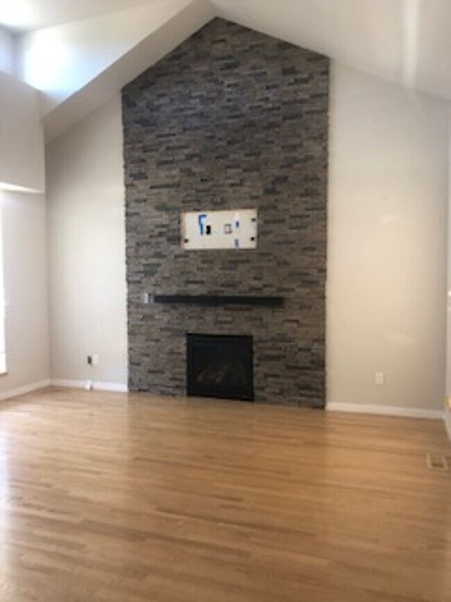 Building Photo - Lovely and Light Open Concept Louisville H...