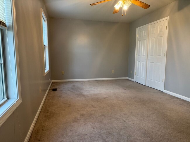 Building Photo - 2 bedroom 1.5 bath townhouse