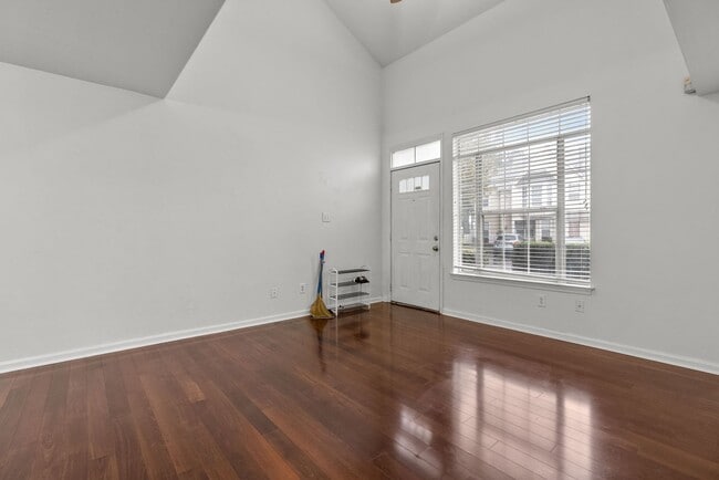 Building Photo - Rent in Virginia Beach!