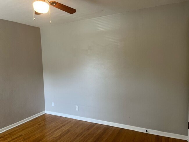 Building Photo - Super Cute 2 Bed 1 Bath House!