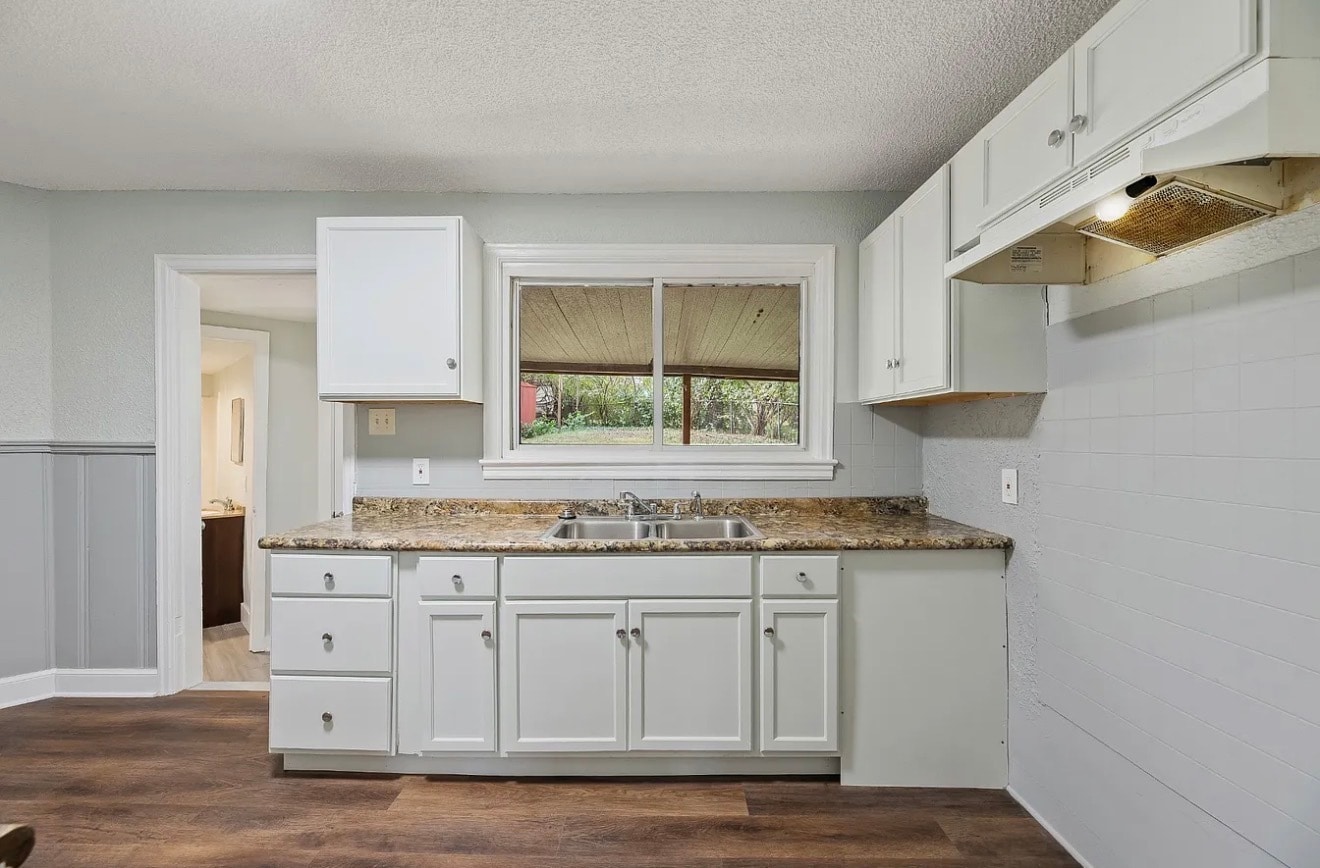 Building Photo - 1829 River Dr