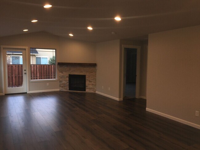 Building Photo - 3 Bedroom 2 Bath Home in Fieldstone Crossing
