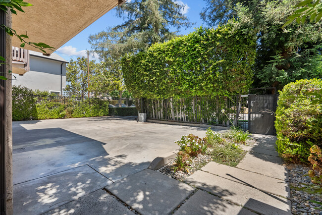 Building Photo - 13006 Moorpark St
