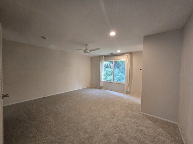 Building Photo - 1036 Vanderbilt Way