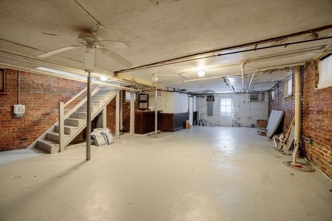Building Photo - Beautiful Renovated 3 Bedroom 2.5 Bath off...