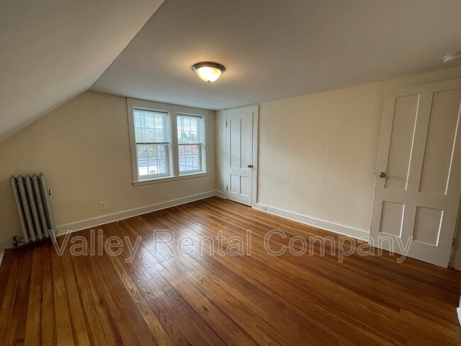 Building Photo - 200 King St