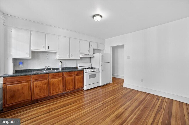 Building Photo - 713 Monmouth St