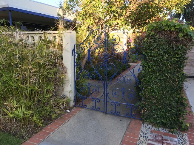 Building Photo - 1042 Pearl St