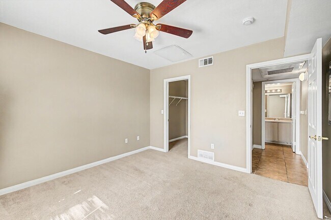 Building Photo - One bedroom condo with detached garage!