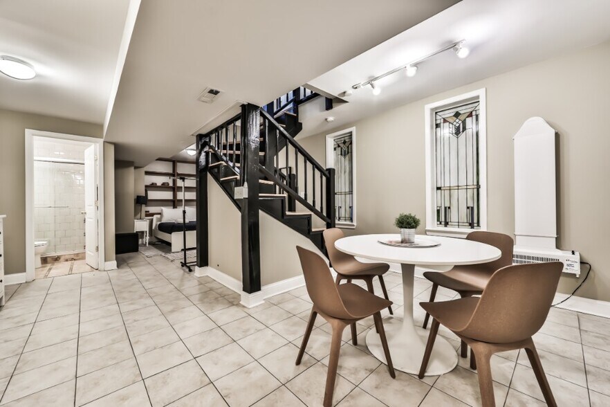 Building Photo - 1851 N Lincoln Ave