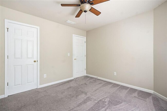 Building Photo - 2058 Woodside Park Dr
