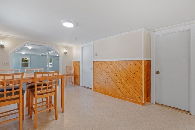 Building Photo - 36 Lark St