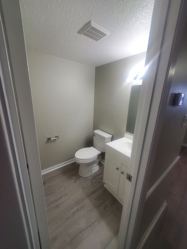 Building Photo - Beautifully Updated 2-Bedroom Townhome with Washer/Dryer Hookups!