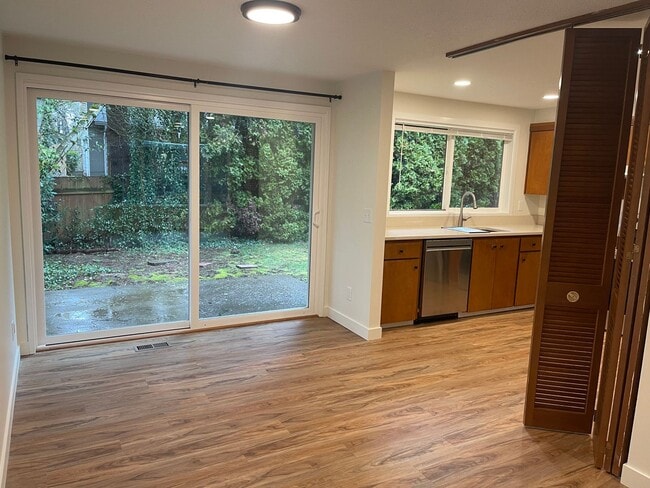 Building Photo - Beautiful 2 Bed, 1 Bath Duplex in SW Portland! Enjoy Private Yard, Spacious Floorplan in a Great ...