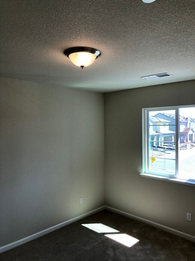 Building Photo - Modesto 3 Bedroom 2.5 Bath Newer Construction