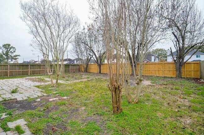 Building Photo - 818 Overland St