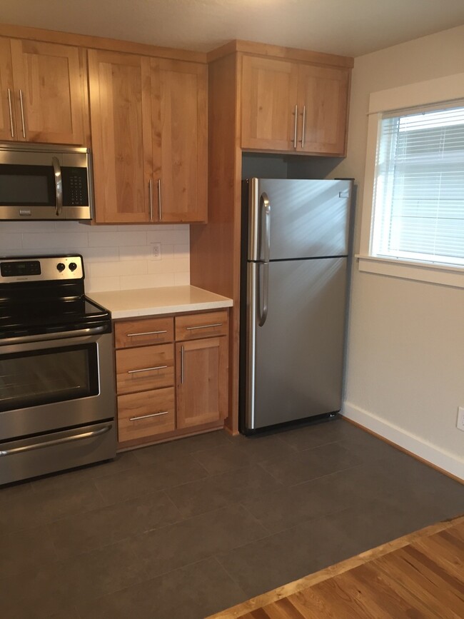 Building Photo - Spacious Like New Remodel 2BR-Portsmouth-N...