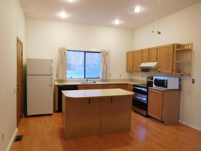 Building Photo - 3 bedroom in Renton WA 98058