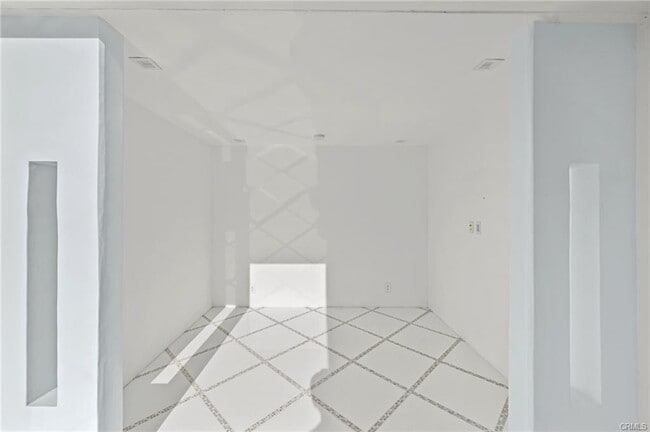 Building Photo - 1046 N Hillcrest Rd