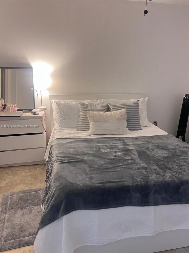 Building Photo - 12035 NE 2nd Ave