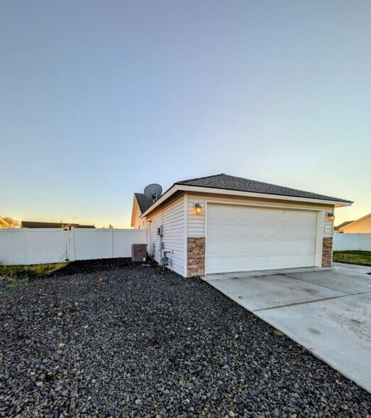 Building Photo - 4610 Seville Dr