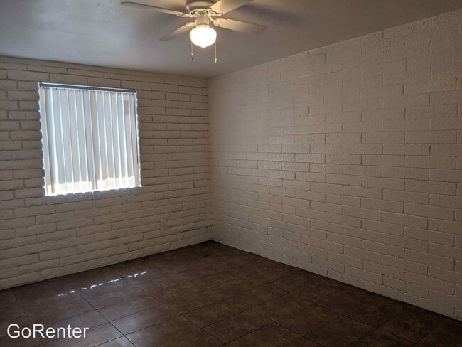 Building Photo - 2 br, 1 bath House - 2333 W Glenrosa Ave #115