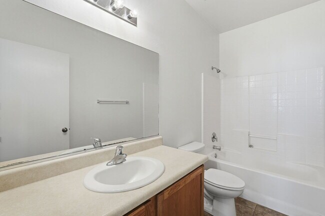 Building Photo - 907 E Catkins Pl