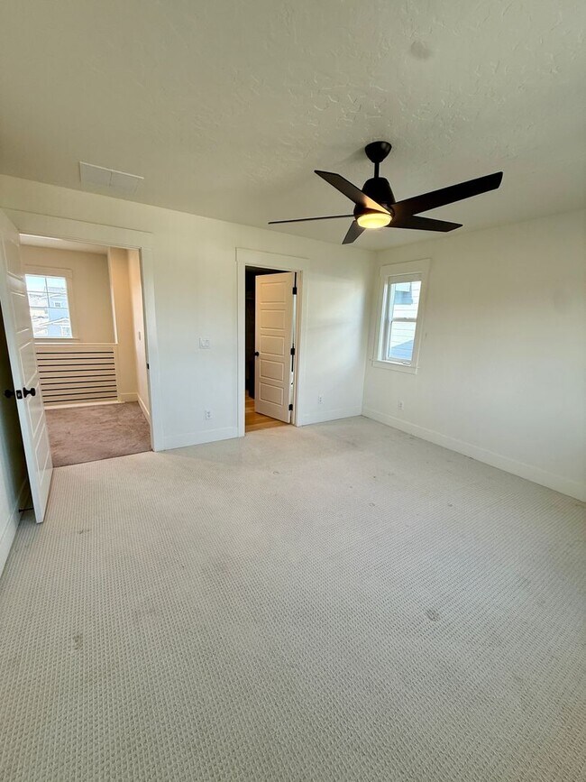 Building Photo - Welcome to this stunning newer home located in the vibrant city of Nampa, ID