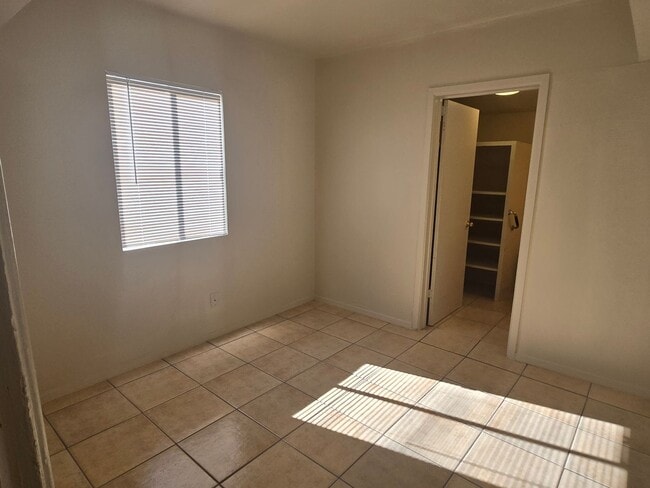 Building Photo - 2-bedroom, 1 bath near Ellsworth