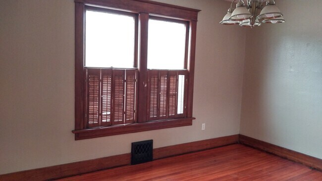 Building Photo - 145 E 14th St