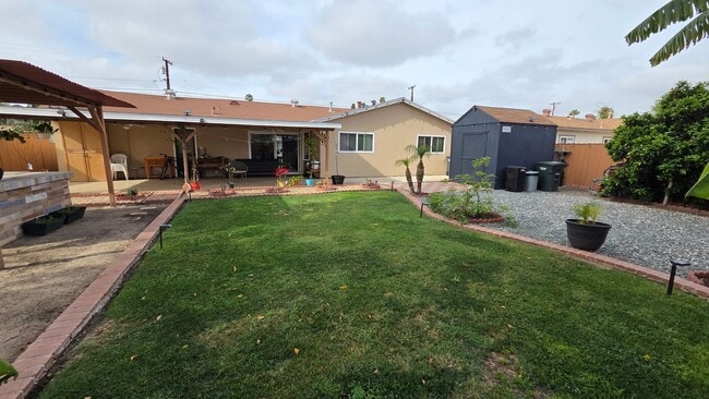 Building Photo - Spacious 3 bed 1 bath with a large backyard!