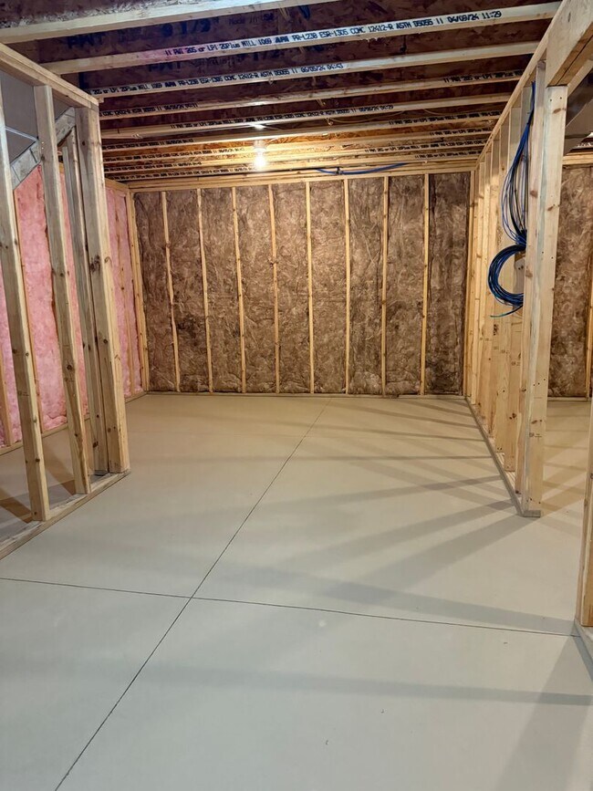 Building Photo - Ranch townhome with 2 stall garage. Spacio...