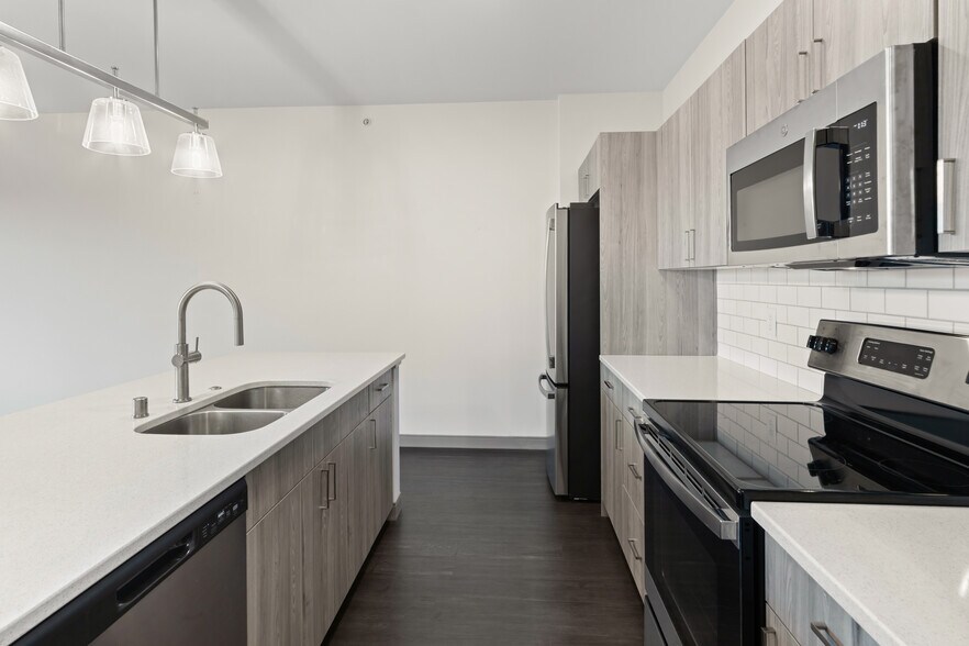 Building Photo - 2420 E Capitol Dr