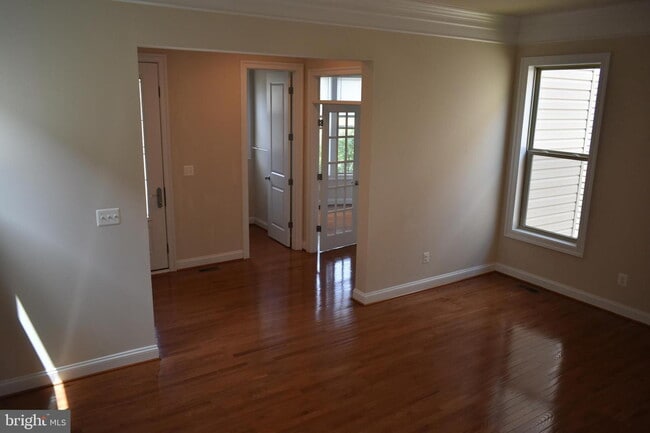 Building Photo - Luxurious Single-Family Home in Vibrant On...