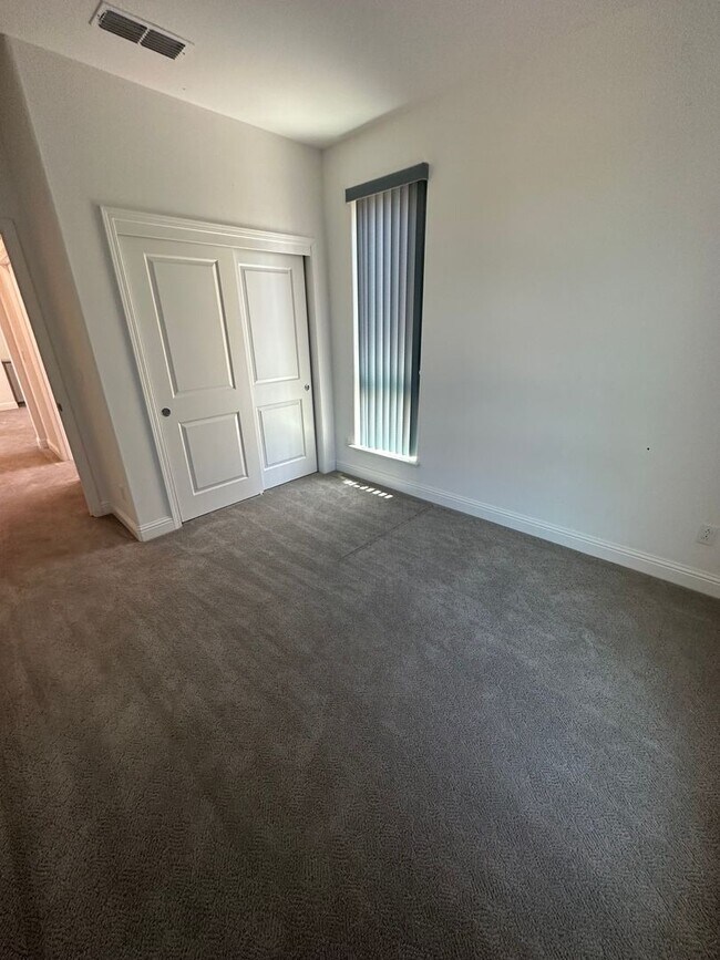 Building Photo - Charming 3 Bed / 2.5 Bath Home with Modern Upgrades