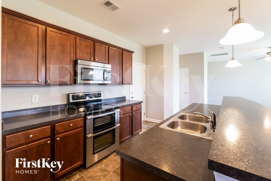 Building Photo - 543 Crossland Dr