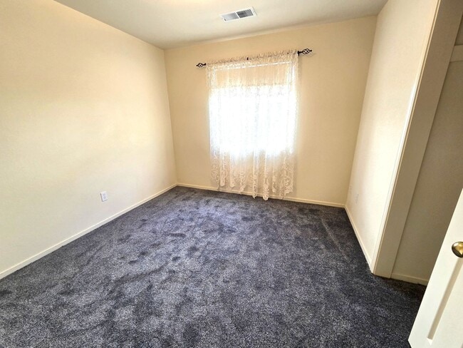 Building Photo - Immaculate 3 Bedroom 2 Bath Home