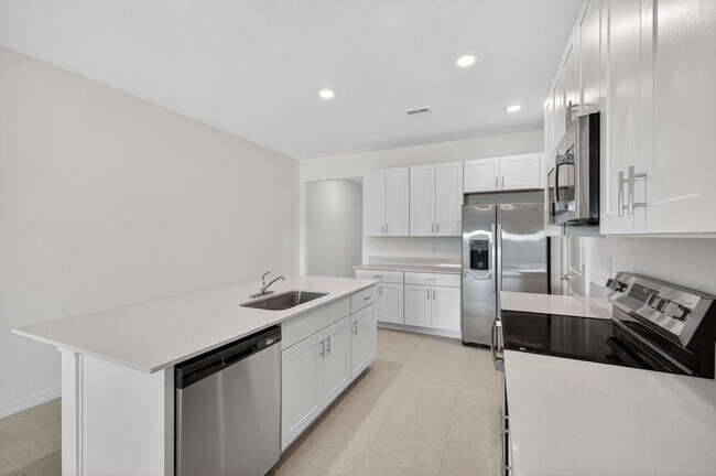 Building Photo - New 3 Bed Townhouse!