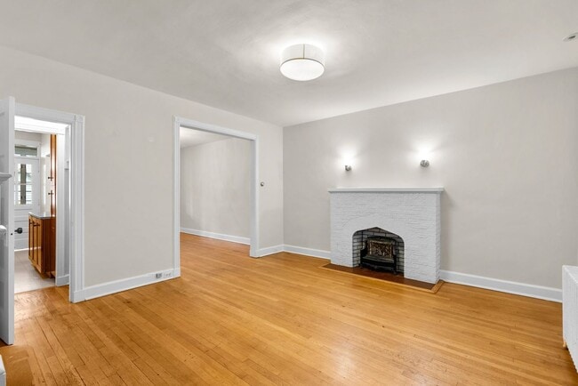 Building Photo - 3 Bed 2 Bath - Glover Park Row Home - Fini...
