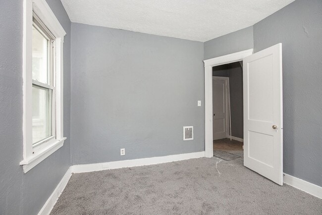 Building Photo - 3 BED 1 BATH SINGLE FAMILY HOME IN THE WATERLOO NEIGHBORHOOD