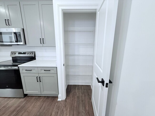 Building Photo - NEW South Grove unit