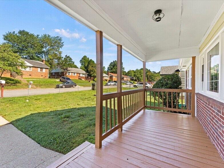 Building Photo - 3025 Glenan Dr