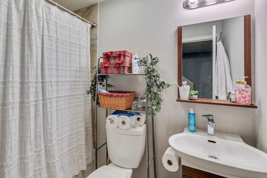 Building Photo - 1628 N Willington St