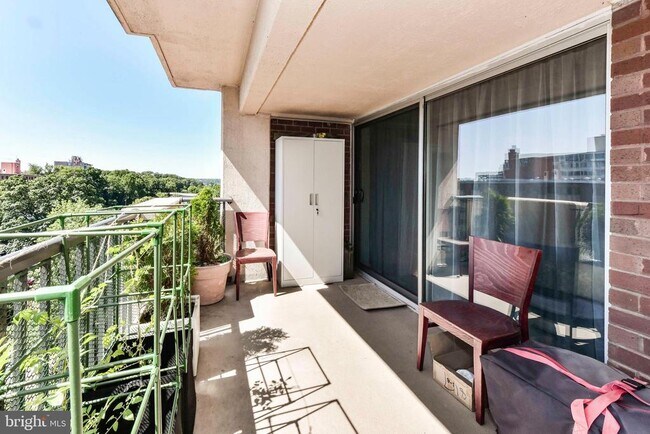Building Photo - 1300 Army Navy Dr