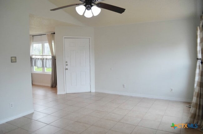 Building Photo - 2505 Hemlock Dr