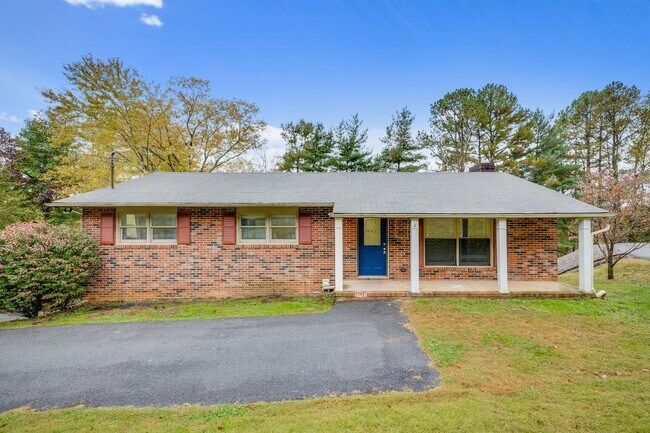 Building Photo - Spacious 3-Bedroom Home with Finished Basement and Scenic Views in Colonial Heights