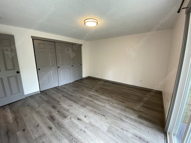 Building Photo - Centrally Located 2 BR - 1 BA Duplex