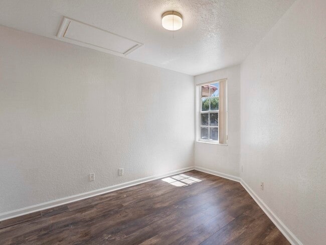 Building Photo - 970 Summit Lake Dr