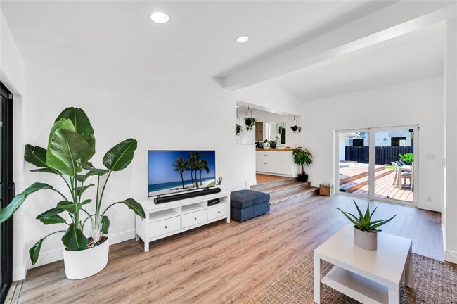 Building Photo - 549 NE 14th Ave