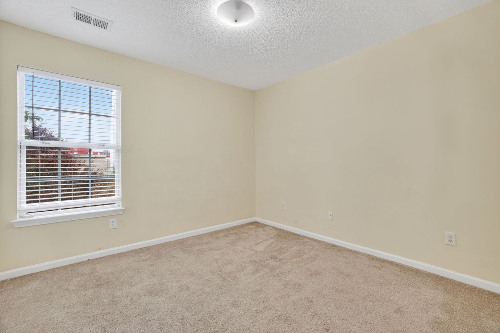 Building Photo - 135 Primrose Dr